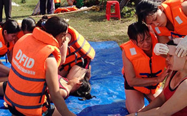 Una capacitación en Rescate y Primeros Auxilios en Viet Nam hace parte de la preparación para el riesgo de los desastres. Foto: ONU Mujeres 