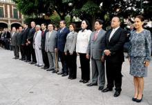 Honores. Los coordinadores de los grupos parlamentarios y diputados en los Honores al Lábaro Patrio en la Plaza de Armas.