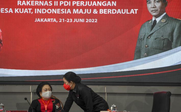 House of Representatives Speaker Puan Maharani (right) speaks to her mother, PDI-P matriarch Megawati Soekarnoputri, during the party’s national working meeting on June 21, 2022 in Jakarta. (Antara/M. Risyal Hidayat)