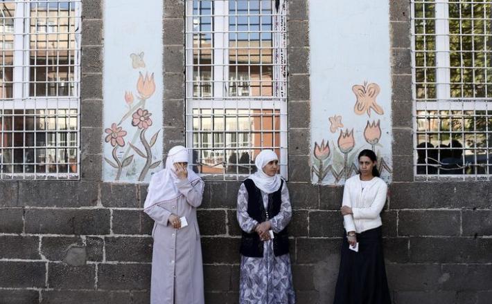 Des femmes turques attendent de voter dans un bureau de vote à Diyarbakir, en Turquie, le 01 novembre 2015 (Euractiv)