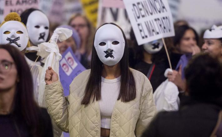 Una chica viste con una careta durante una manifestación contra las violencias machistas ALBERTO ORTEGA (EUROPA PRESS)