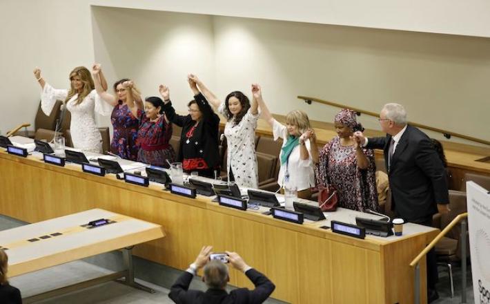 Un grupo de mujeres políticas y activistas alza las manos durante un evento de la Asamblea General de la ONU de 2018 titulado 'Poniendo el foco sobre el feminicidio en América Latina’. UN WOMEN/RYAN BROWN (UN WOMEN/RYAN BROWN)// El País