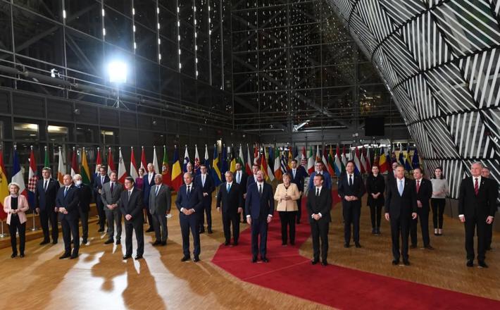 Photo de famille lors du dernier Conseil européen, le 21 octobre 2021. Les hommes sont encore très majoritaires. (JOHN THYS/AFP)