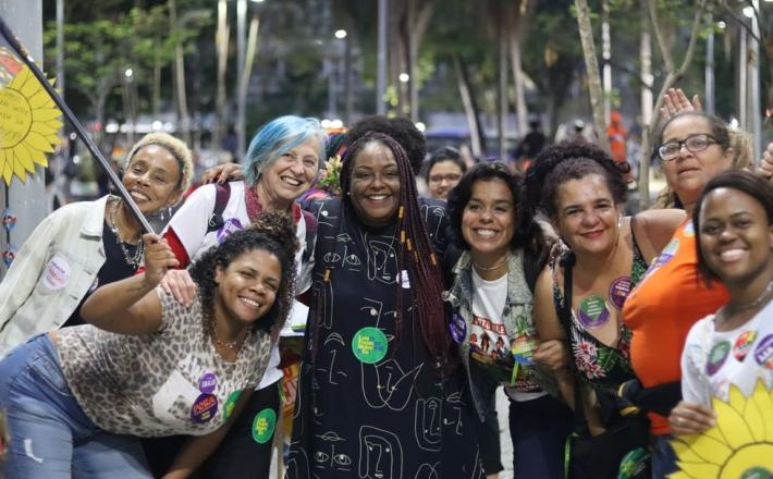 La Diputada a la Asamblea Legislativa del Estado de Río de Janeiro (ALERJ), Mónica Francisco (en el centro), durante un acto de campaña electoral. LEO RUA