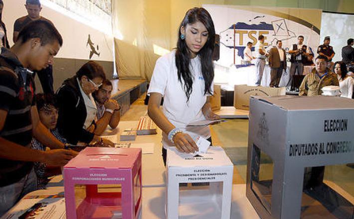Mujer Hondureña votando