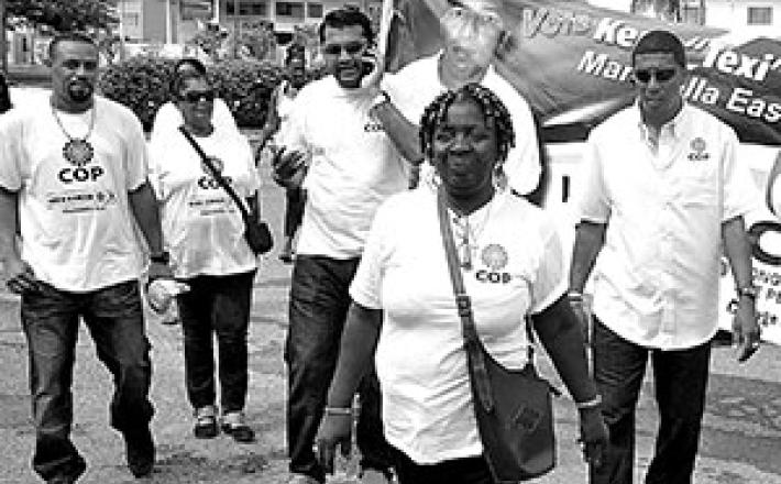 Gloria Calliste, candidata a concejal para el gobierno local, caminando en su circunscripción en Trinidad y Tabago. Foto cortesía del T & T Guardian. 