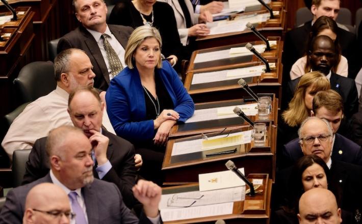 Andrea Horwath, cheffe du NPD de l'Ontario, écoute le discours du Trône en mars 2018 aux côtés d'autres députés néo-démocrates (Archives). PHOTO : PATRICK MORRELL / CBC