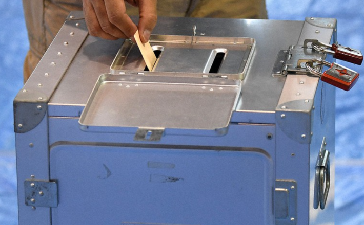 A voter casts a ballot. (Mainichi/Kimi Takeuchi) A voter casts a ballot. (Mainichi/Kimi Takeuchi)