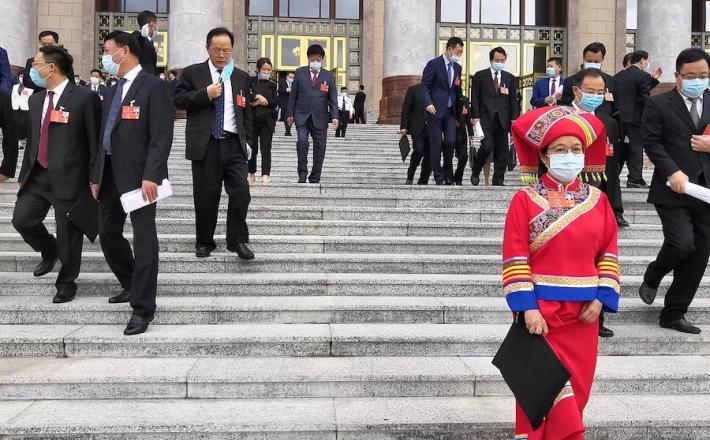 La diputada Liu Lei a la salida del Parlamento chino, rodeada de hombre (Foto: El Mundo)