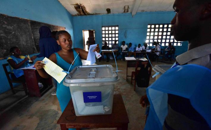 A women casts her ballot in  the 2018 general elections in Freetown. ISSOUF SANOGO / AFP