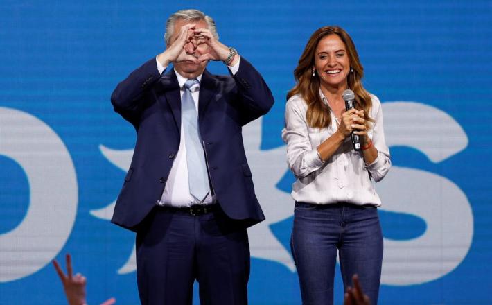 El presidente de Argentina, Alberto Fernández, y la nueva ministra de Desarrollo Social, Victoria Tolosa Paz, durante la campaña electoral para las elecciones de medio término, el 14 de noviembre de 2021.AGUSTIN MARCARIAN (REUTERS)