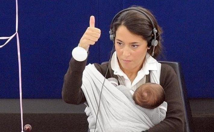 Licia Ronzulli, de la conservadora Forza Italia, en 2010 llevó a su hija Vittoria de solo seis semanas a una sesión del Parlamento Europeo. (FUENTE EXTERNA)