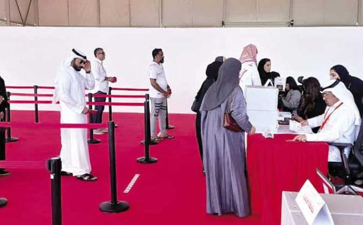 مواطنون بحرينيون أثناء الإدلاء بأصواتهم فى الانتخابات