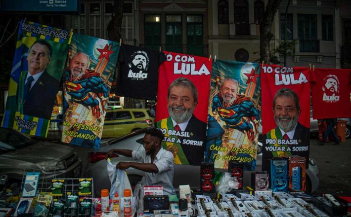 A seller of derivative merchandise of the presidential candidates Lula and Bolsonaro, in Rio de Janeiro, September 27, 2022. ERNESTO BENAVIDES / AFP A seller of derivative merchandise of the presidential candidates Lula and Bolsonaro, in Rio de Janeiro, September 27, 2022. ERNESTO BENAVIDES / AFP