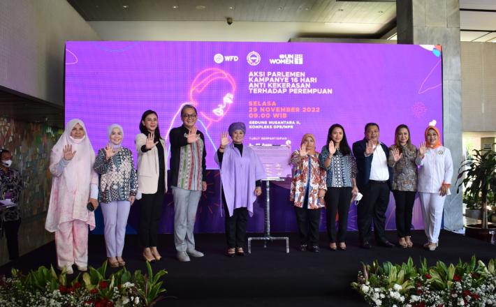 Ten signers of the declaration representing the Women’s Parliamentary Caucus, the House of Regional Representatives, and eight party fractions of Indonesian parliament committed to ending violence against women in politics in the country (UN Women)