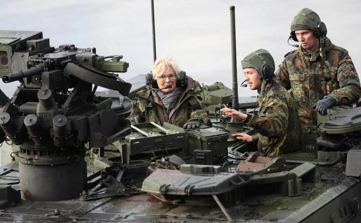 Christine Lambrecht, ministra de Defensa alemana, visitando la Novena Brigada Panzerlehr de las fuerzas armadas, en Münster, Alemania, en febrero. Credit... Focke Strangmann/EPA vía Shutterstock