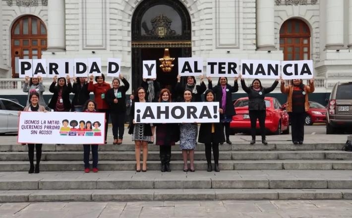 Integrantes de la campaña ¡Somos la mitad queremos paridad sin acoso!, frente al legislativo Congreso de Perú en 2018 - Periodistas en español