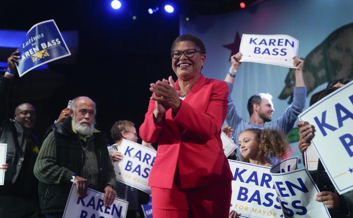 Karen Bass se dirigió a sus votantes el pasado 8 de noviembre en Los Ángeles. El desenlace de las elecciones tardó más de una semana en llegar. JAE C. HONG (AP)