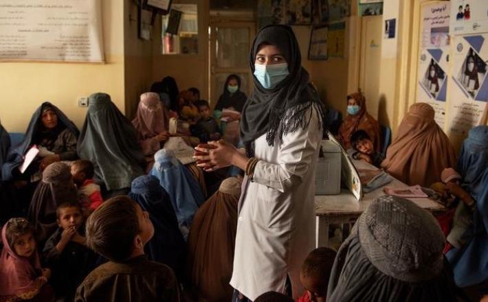 Une infirmière parle avec des femmes rassemblées dans une clinique soutenue par l'UNICEF lors d'une session de sensibilisation à la nutrition à Kandahar, en Afghanistan. © UNICEF/Alessio Romenzi