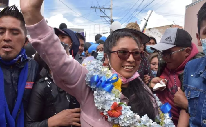 L'ex-présidente du Sénat, Eva Copa, dans les rues d'El Alto, qui surplombe La Paz, avec ses partisans, au lendemain de sa victoire électorale écrasante aux municipales de mars 2021. © Bureau de presse d'Eva Copa