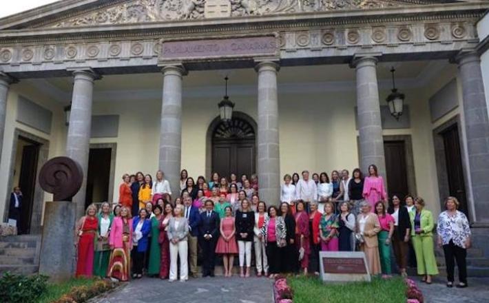 El Parlamento canario rinde tributo a las 113 diputadas en los 40 años de autogobierno | Foto: Canarias7