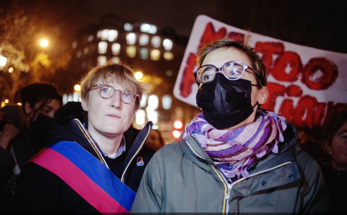 Alice Coffin (à gauche), conseillère écologiste de Paris et Sylvia Casalino (à droite), ingénieure en aérospatiale, lors d'une manifestation #MeToo Politique, le 25 novembre à Paris. (Cha Gonzalez/Libération) 