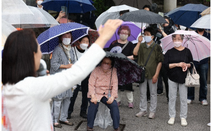A female candidate, left, appeals for support to voters in this partially modified image taken in Inuyama, Aichi Prefecture, on June 22, 2022. (Mainichi/Koji Hyodo)