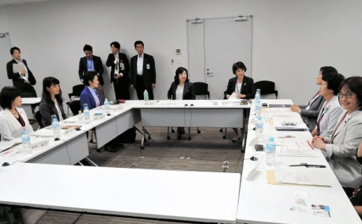  Female local politicians exchange opinions with Seiko Noda, left in the back row, state minister in charge of gender equality, in Tokyo in May 2018. (Asahi Shimbun file photo)
