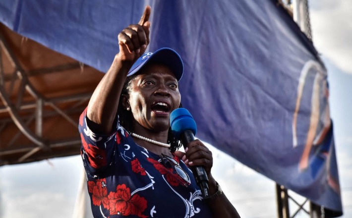 Martha Karua, colistière du chef de l'opposition kenyane et candidat à la présidentielle Raila Odinga, lors d'un rassemblement à Nakuru, le 5 juin 2022. (SULEIMAN MBATIAH/AFP)