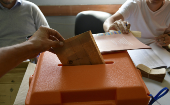 Persona vota en las elecciones nacionales. Foto: Fernando Ponzetto