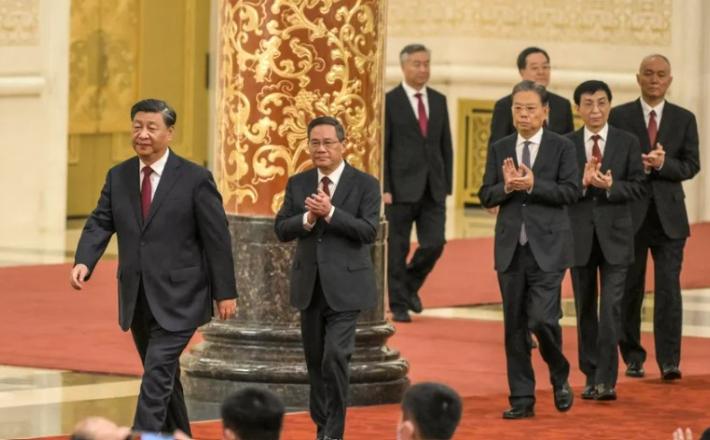 Le président chinois, Xi Jinping, avec plusieurs membres du Comité permanent du Bureau politique du Parti communiste chinois, le 23 octobre 2022 à Pékin (Chine).  (WANG ZHAO / AFP)