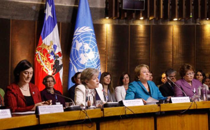 From left to right, Gülden Türköz-Cosslett, of UN Women; ECLAC Executive Secretary Alicia Barcena; Chilean President Michelle Bachelet; and Alejandrina Germán, Chair of the Regional Conference on Women in Latin America and the Caribbean. Photo: Carlos Ver
