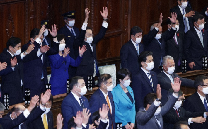Japanese Prime Minister Fumio Kishida, center in the back row, and other lawmakers raise their hands in a customary "banzai," after the dissolution of the lower house was announced at the Diet in Tokyo on Oct. 14, 2021. (Mainichi/Kota Yoshida) Japanese Prime Minister Fumio Kishida, center in the back row, and other lawmakers raise their hands in a customary "banzai," after the dissolution of the lower house was announced at the Diet in Tokyo on Oct. 14, 2021. (Mainichi/Kota Yoshida)