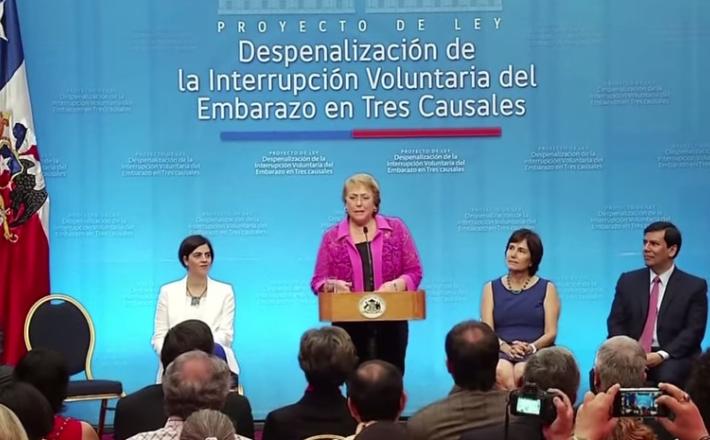 Bachelet firma el proyecto que permite interrumpir el embarazo en caso de riesgo para la vida de la madre, inviabilidad fetal y violación