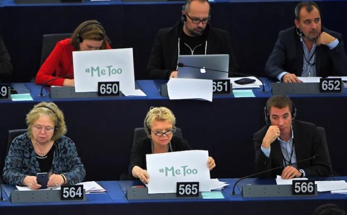 La députée européenne Eva Joly affiche une pancarte "#MeToo" pendant une séance de débat sur le harcèlement sexuel, à Strasbourg, en octobre 2017. France Culture