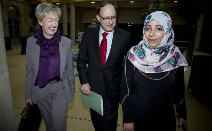 Mme Karman et Mme Osman se sont également entretenues avec le secrétaire général de l’OTAN, M. Anders Fogh Rasmussen, en marge de la conférence. Photo-OTAN Mme Karman et Mme Osman se sont également entretenues avec le secrétaire général de l’OTAN, M. Anders Fogh Rasmussen, en marge de la conférence. Photo-OTAN