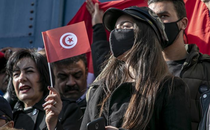 Protesta frente a la Asamblea de Representantes del Pueblo, para denunciar "la violencia y el discurso perjudicial para los derechos de las mujeres". Túnez, diciembre de 2020. Yassine Gaidi/Anadolu Agency vía Getty Images 