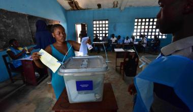 A women casts her ballot in  the 2018 general elections in Freetown. ISSOUF SANOGO / AFP