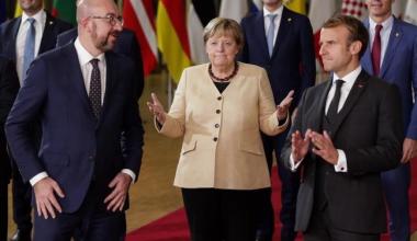Merkel, en segundo plano detrás de Michel y Macron, este jueves en Bruselas (copyright: Olivier Hoslet/ EFE/ EPA - Público)