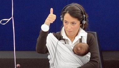 Licia Ronzulli, de la conservadora Forza Italia, en 2010 llevó a su hija Vittoria de solo seis semanas a una sesión del Parlamento Europeo. (FUENTE EXTERNA)