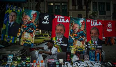 A seller of derivative merchandise of the presidential candidates Lula and Bolsonaro, in Rio de Janeiro, September 27, 2022. ERNESTO BENAVIDES / AFP 