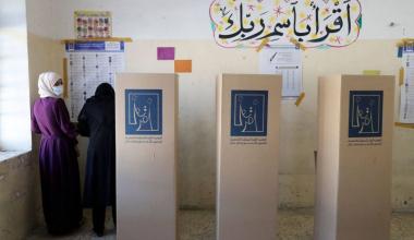 Des Irakiennes votent dans un bureau de vote à Bagdad le 10 octobre 2021, lors des élections législatives anticipées. Sabah Arar/AFP