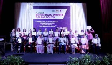 Women, Family and Community Development Minister Datuk Seri Rina Mohd Harun (seated, 4th left) with forum participants at the Royal Lake Club banquet hall, Taman Tasik Perdana, October 5, 2022. — Bernama pic