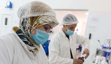 Femmes dans un laboratoire de recherche au Maroc / Crédits: Maroc-Diplomatique