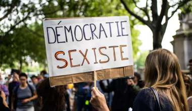 A Paris, le 20 juin 2022, des manifestants luttent contre les violences faites aux femmes, notamment dans le monde politique. © AFP - XOSE BOUZAS / HANS LUCAS