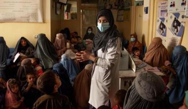 Une infirmière parle avec des femmes rassemblées dans une clinique soutenue par l'UNICEF lors d'une session de sensibilisation à la nutrition à Kandahar, en Afghanistan. © UNICEF/Alessio Romenzi