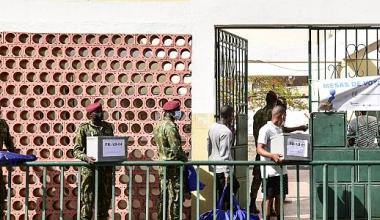 Military personnels carriy ballot boxes and voting equipment to a polling station in Praia, on April 17, 2021, on the eve of the parliamentary elections.   -   Copyright © africanews SEYLLOU / AFP