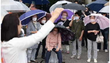A female candidate, left, appeals for support to voters in this partially modified image taken in Inuyama, Aichi Prefecture, on June 22, 2022. (Mainichi/Koji Hyodo)