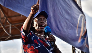 Martha Karua, colistière du chef de l'opposition kenyane et candidat à la présidentielle Raila Odinga, lors d'un rassemblement à Nakuru, le 5 juin 2022. (SULEIMAN MBATIAH/AFP)