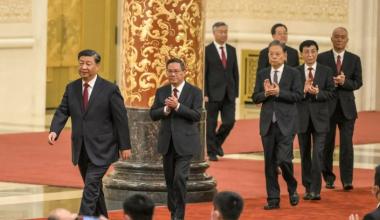 Le président chinois, Xi Jinping, avec plusieurs membres du Comité permanent du Bureau politique du Parti communiste chinois, le 23 octobre 2022 à Pékin (Chine).  (WANG ZHAO / AFP)